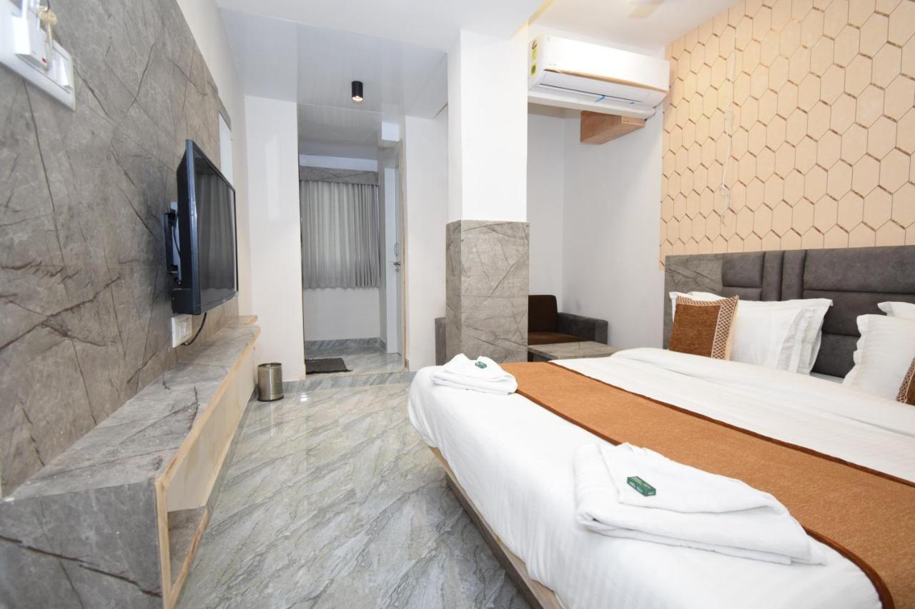 Hotel A1 Vastrapur Ahmedabad Extérieur photo